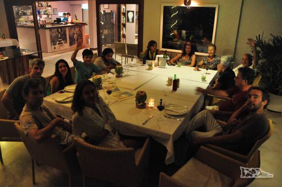 Família reunida para jantar no hotel de Fortim, litoral do Ceará